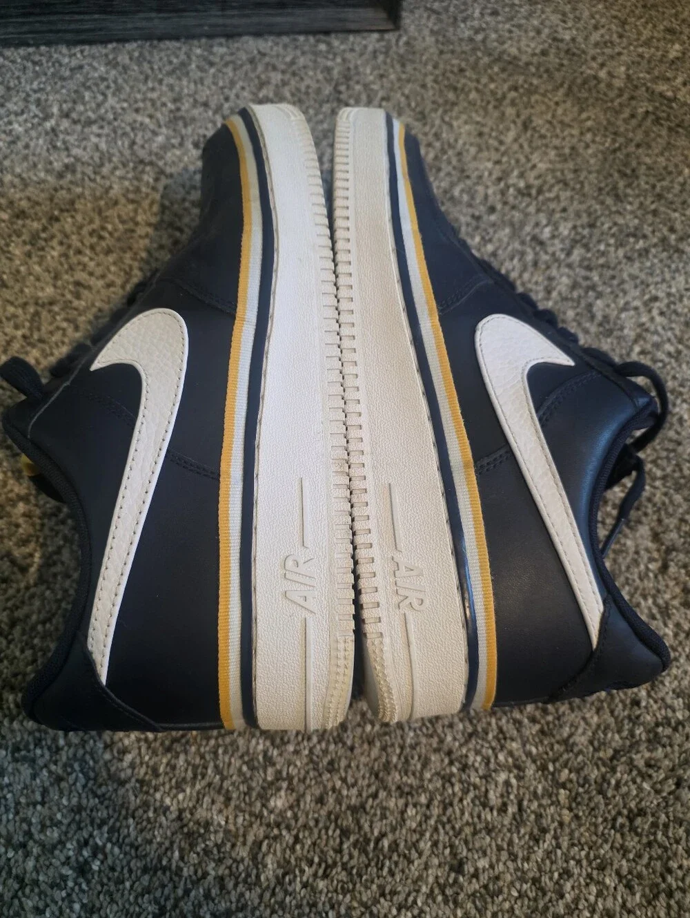 MENS NIKE AIR FORCE 1 LV8 LOW OBSIDIAN AND GOLD 11.5